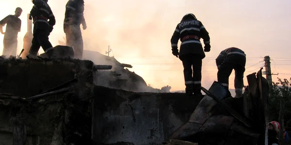 Pompierii au intervenit pentru a stinge incendiul provocat de sătean