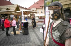 Replici ale brățărilor dacice, prezentate la Târgul Național de Ecoturism de la Sibiu (foto: Muzeul Civilizației Dacice și Romane (MCDR) din Deva)