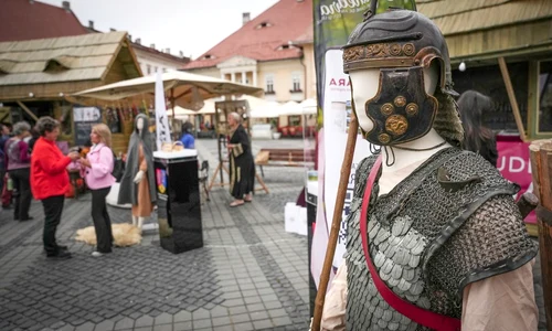 Replici ale brățărilor dacice, prezentate la Târgul Național de Ecoturism de la Sibiu (foto: Muzeul Civilizației Dacice și Romane (MCDR) din Deva)