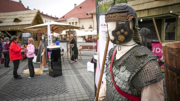 Replici ale brățărilor dacice, prezentate la Târgul Național de Ecoturism de la Sibiu (foto: Muzeul Civilizației Dacice și Romane (MCDR) din Deva)