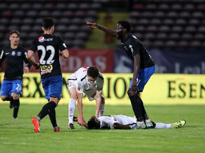 Rotariu a fost primul dinamovist care s-a dus langa Ekeng imediat dupa acesta a cazut pe terenFOTO: Sportpictures.eu