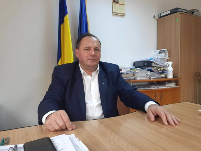 Toma Ciolacu - primarul comunei Stroeşti din judeţul Vâlcea Foto impactreal ro
