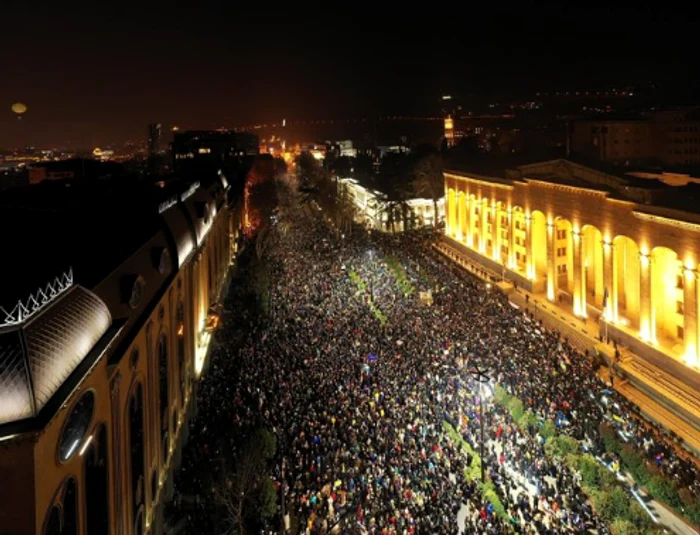 Zeci de mii de oameni au protestat la Tbilisi foto: Twitter