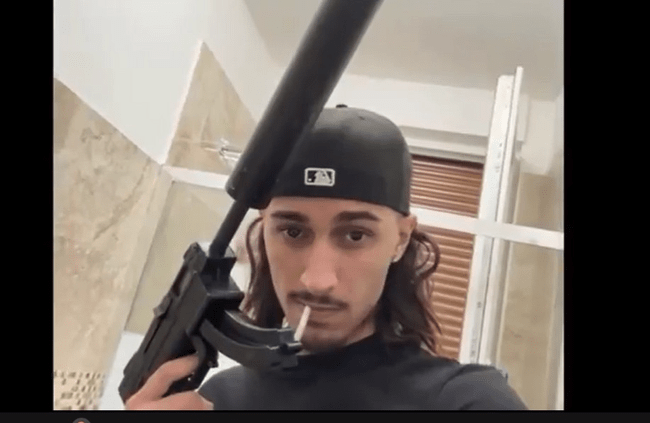 Trei români, bătuți cu brutalitate de trapperul Baby Gang și gașca sa. Artistul bătăuș a fost arestat. Ce a declanșat conflictul