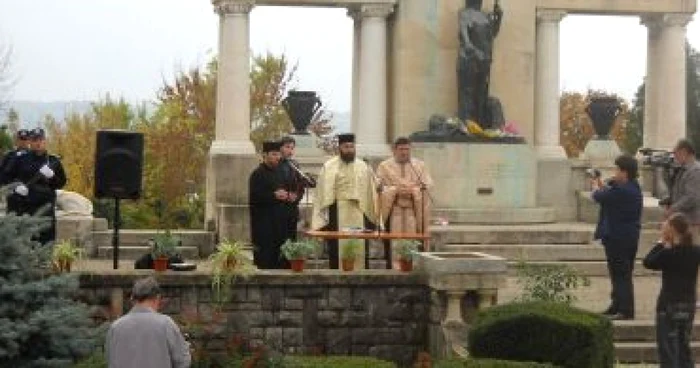 Turnu Severin: GALERIE FOTO/ Sobor de preoți și coroane de flori la Ziua Armatei