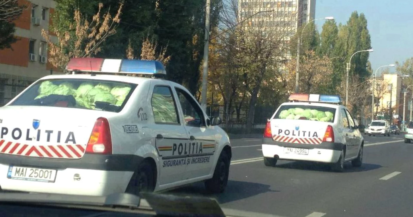Două maşini de poliţie au cărat varză pe străzile Capitalei FOTO Facebook