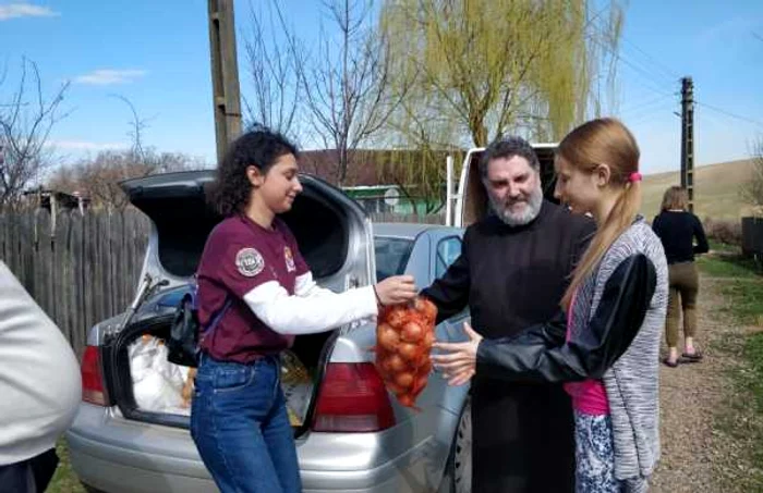 Zece liceeni ajută două familii necăjite din Nicoreşti FOTO Mihai Roşu