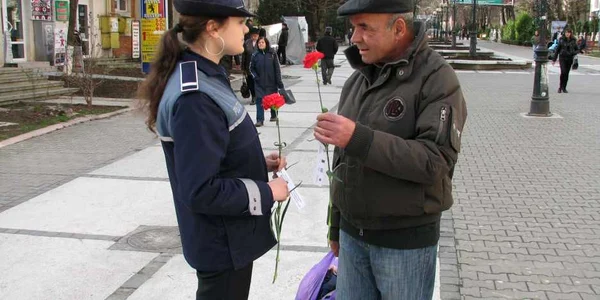 Poliţistele au oferit flori pentru a sensibiliza bărbaţii