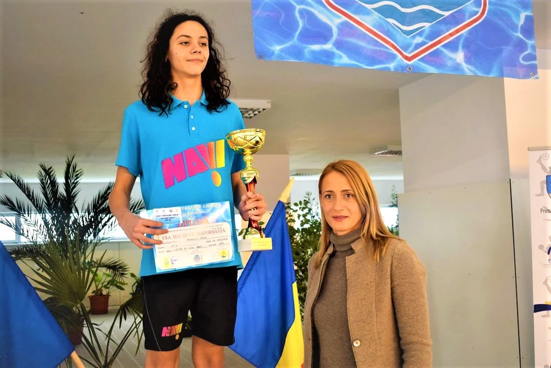 David Popovici, premiat de Camelia Potec, la Târgoviște. FOTO sportimpact