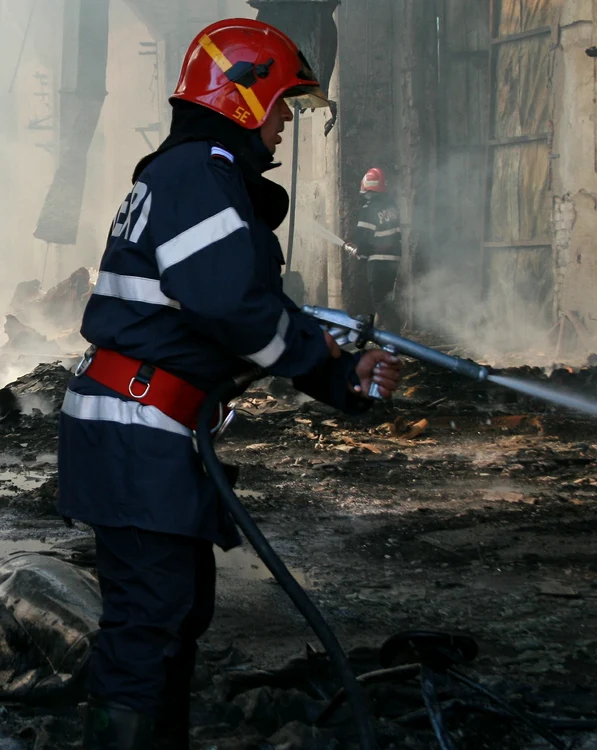 Incendiul a pornit de la o casă lipită de cea a subprefectului, unde locuia mama acestuia.