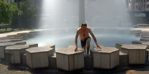 La scăldat în arteziana din centrul Galaţiului FOTO Antidotul.ro