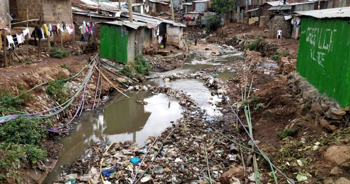 Radu Cleţiu în mahalaua Kibera din Kenya
