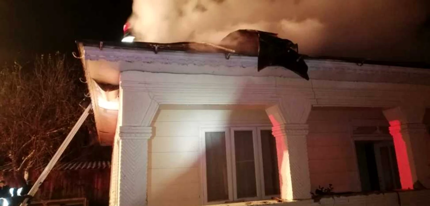 Pompierii au intervenit la trei incendii