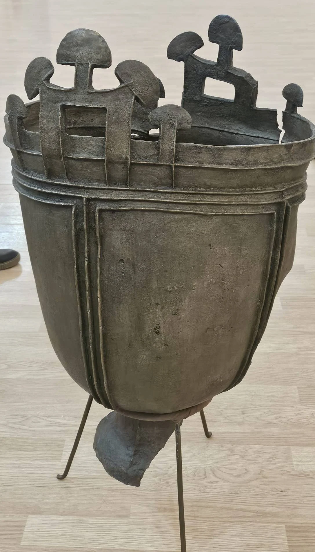 Cazanul hunic descoperit la Ionești, județul Dâmbovița (© Facebook / Muzeul de Istorie Dâmbovița)