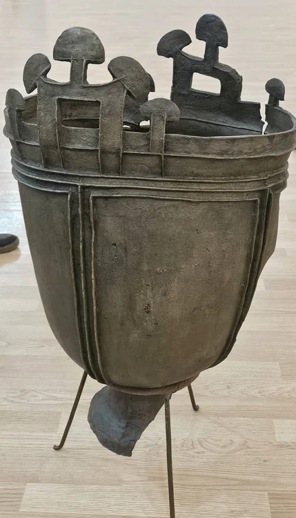 Cazanul hunic descoperit la Ionești, județul Dâmbovița (© Facebook / Muzeul de Istorie Dâmbovița)