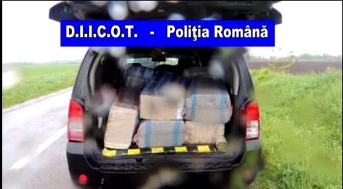 Maşina poliţistului de frontieră era burduşită cu ţigări de contrabandă Foto: IPJ Galaţi