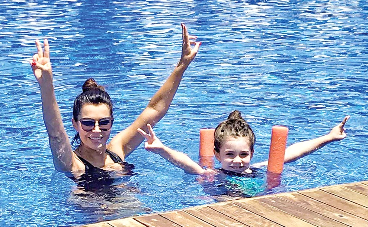 Simona şi fiica ei au luat la rând toate piscinele resortului
