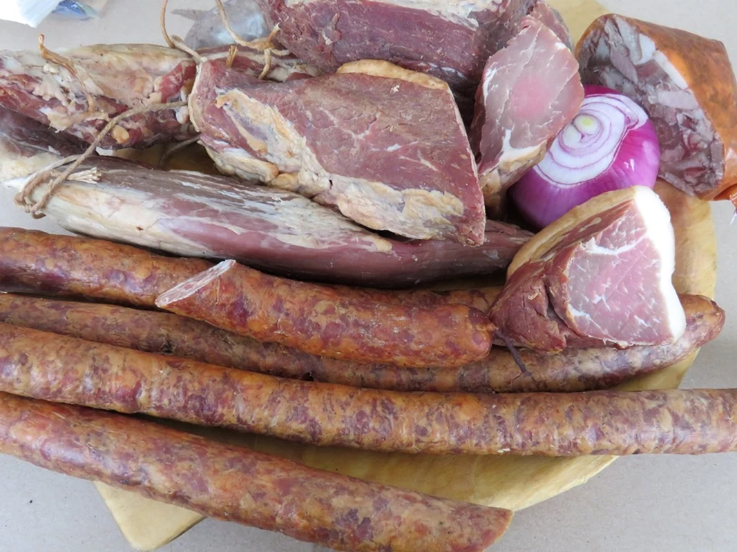 Specialități de Crăciun realizate în urma tăierii porcului la români - cârnați și carne afumate Sursă Muzeul Astra