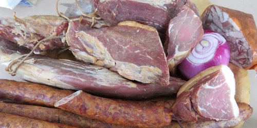 Specialități de Crăciun realizate în urma tăierii porcului la români - cârnați și carne afumate Sursă Muzeul Astra