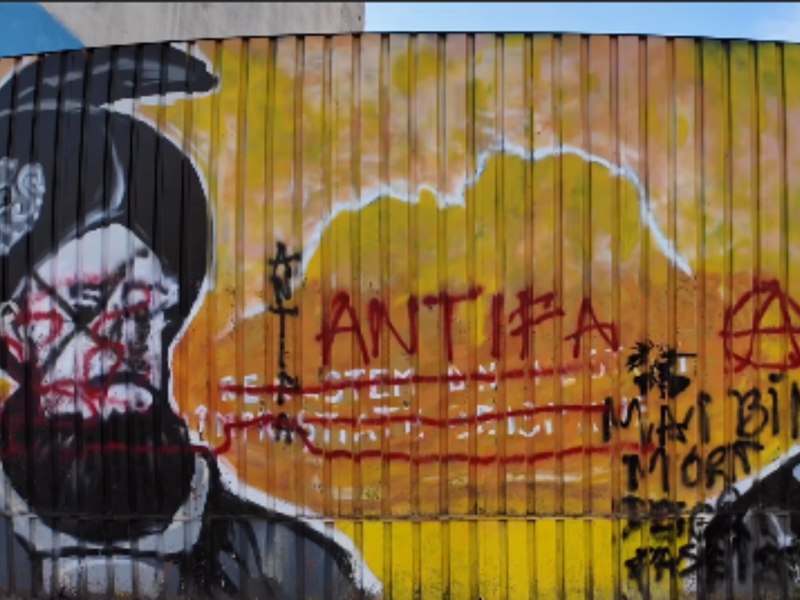 Sediul central al AUR a fost vandalizat. Pe pereți au apărut mesaje precum „Antifa” sau „Mai bine mort decât fascist”