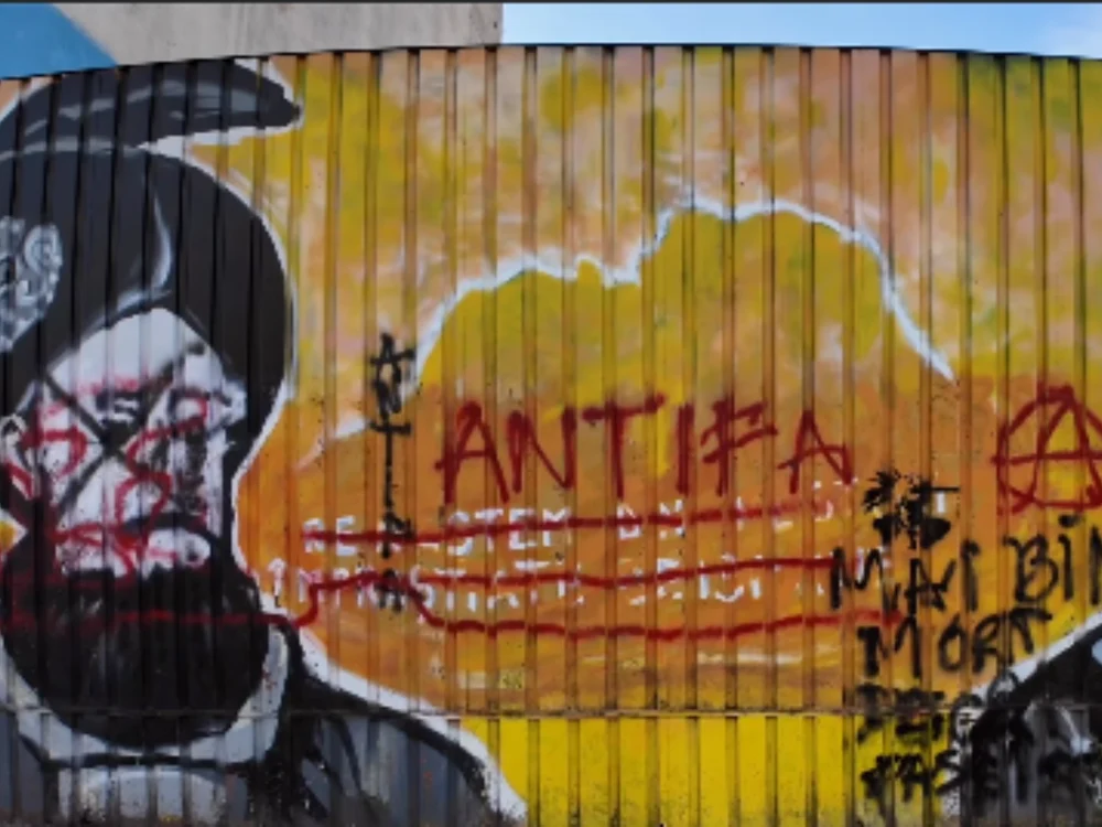 Sediul central al AUR a fost vandalizat. Pe pereți au apărut mesaje precum „Antifa” sau „Mai bine mort decât fascist”