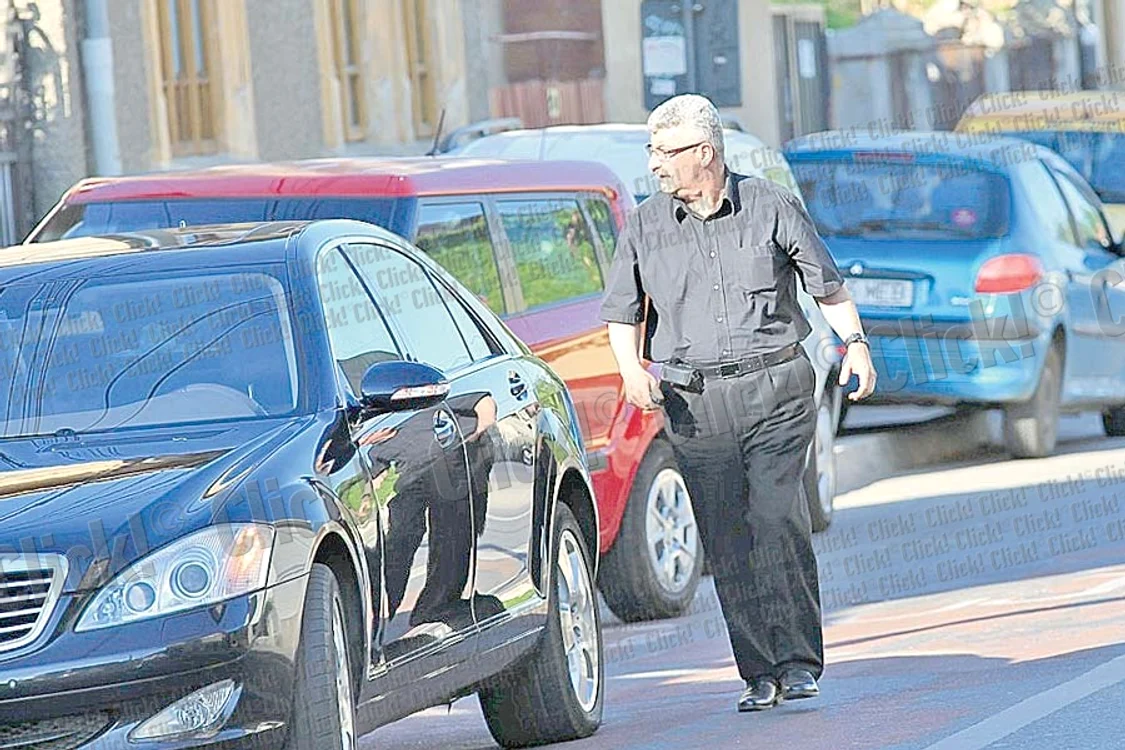 Vineri după-amiază,  Adriana şi Silviu Prigoană  au venit împreună  să-i ia pe cei doi băieţi (FOTOGRAFII: MIHAI IONESCU)