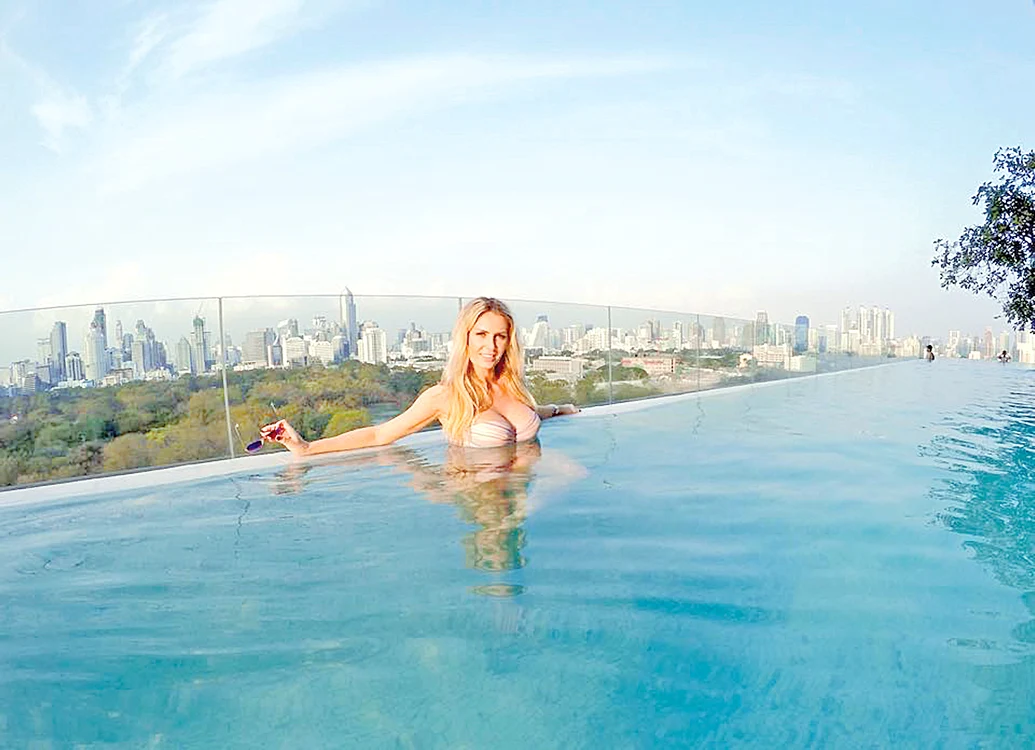 
    Andreea Bănică Hotel Sofitel, Bangkok, Thailanda. Piscina  are 32 de metri şi e situată la etajul 10.  Camera dublă costă 700 de lei pe noapte  