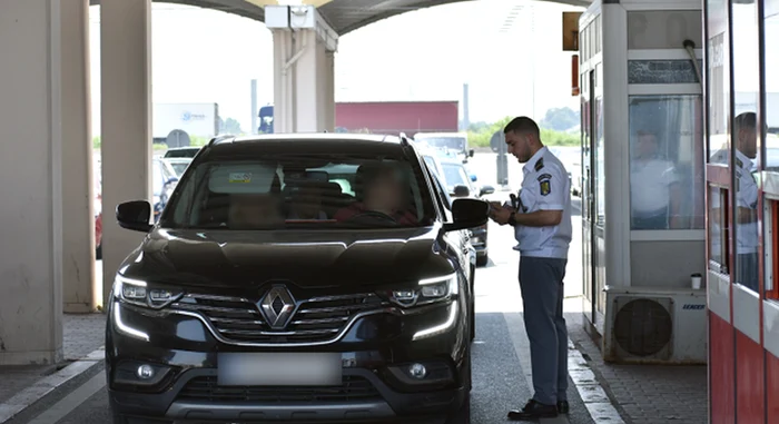 Documentele de călătorie vor continua totuși să fie ștampilate pentru încă 6 luni. FOTO: arhivă