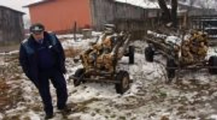 Seful de post Ion Georgescu si carute cu lemne confiscate