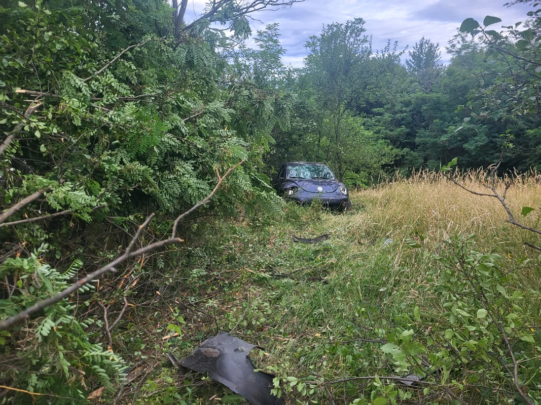 Accident pe DN7 la Milcoiu Vâlcea un șofer s-a răsturnat cu mașina în afara carosabilului Foto DMS
