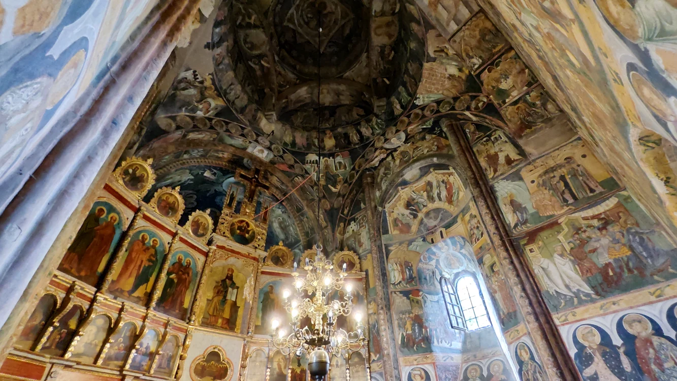 Iconostasul original nu s-a păstrat. Cel existent acum în biserică datează de la 1735.