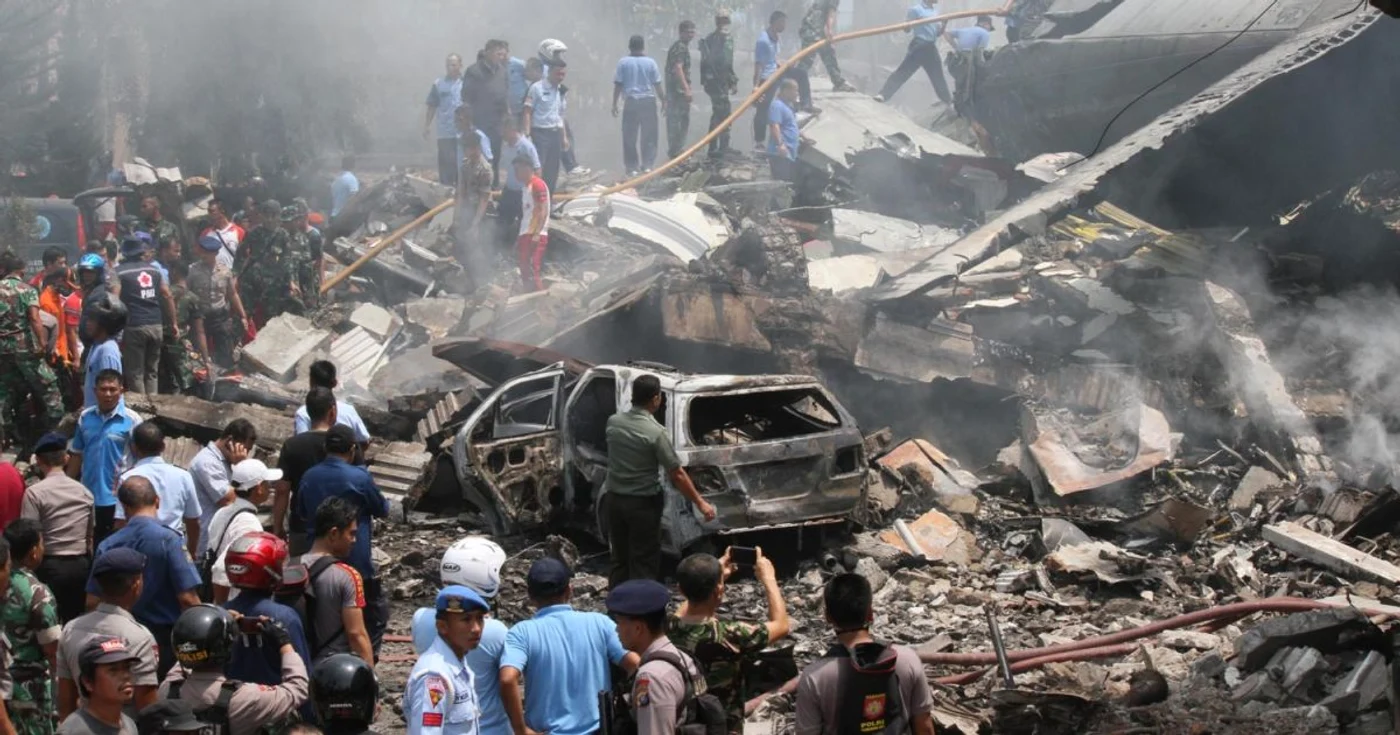 Cel puţin 113 morţi în urma prăbuşirii unui avion militar într-un cartier din Medan, Indonezia FOTO AP