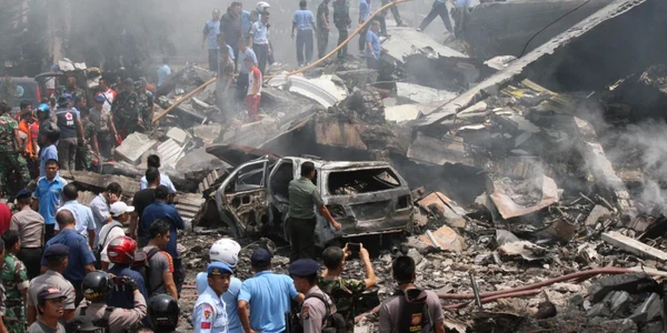 Avion militar prabusit in Indonezia. Cel putin 113 morti FOTO AP