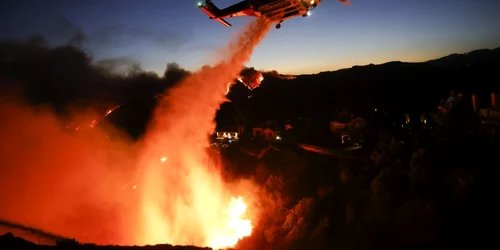 Elicopter care ajută la stingerea incendiului jpg FOTO epaimages.com