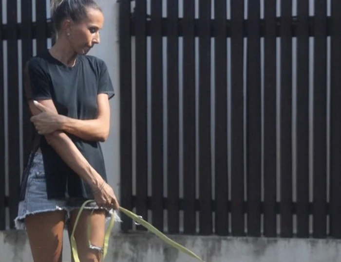 Tricoul lasă la vedere conturul sânilor