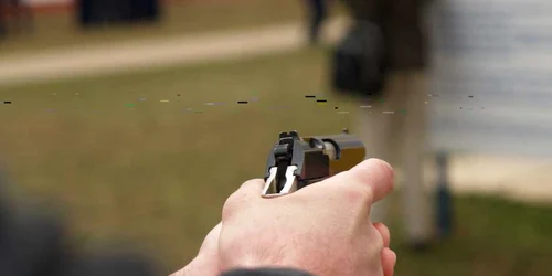 Victima a fost ameninţată cu un pistol