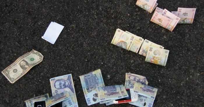 Poliţiştii au percheziţionat casele membrilor grupării organizate