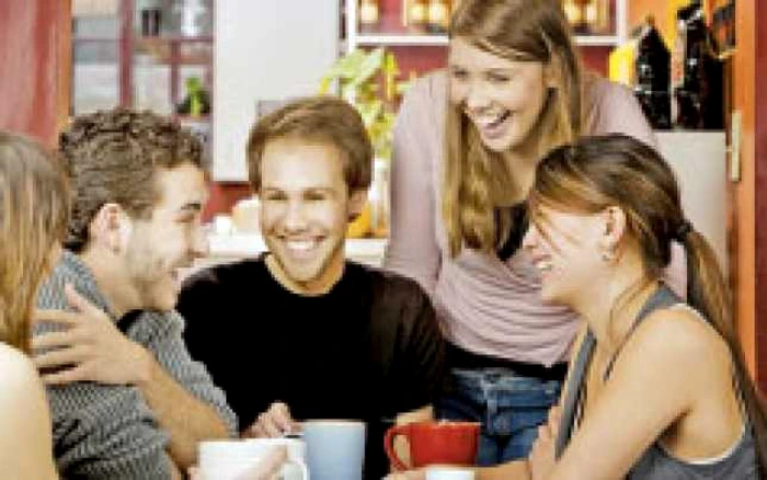Un grup de persoane rămâne unit atunci când se râde la acelaşi tip de glume