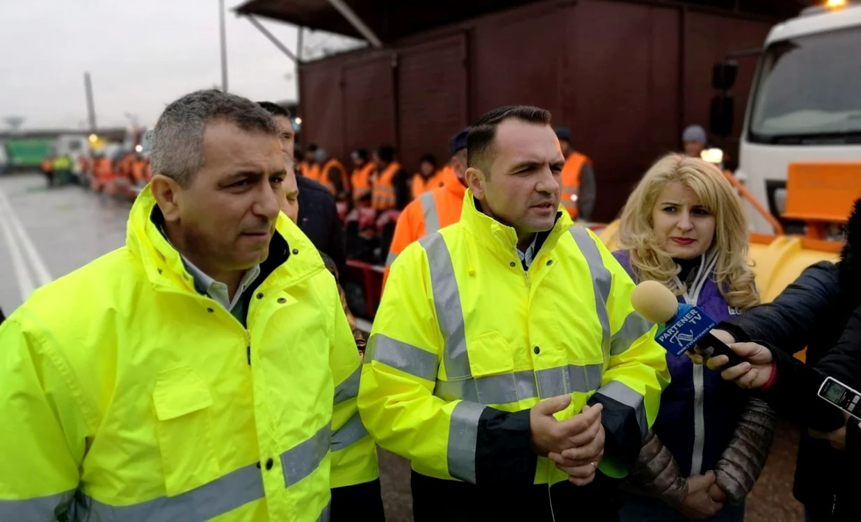 În acest moment, în depozitele Direcţiei de Salubritate există aproximativ 500 de tone de nisip, 800 de tone de sare, peste 4.000 litri de motorină.