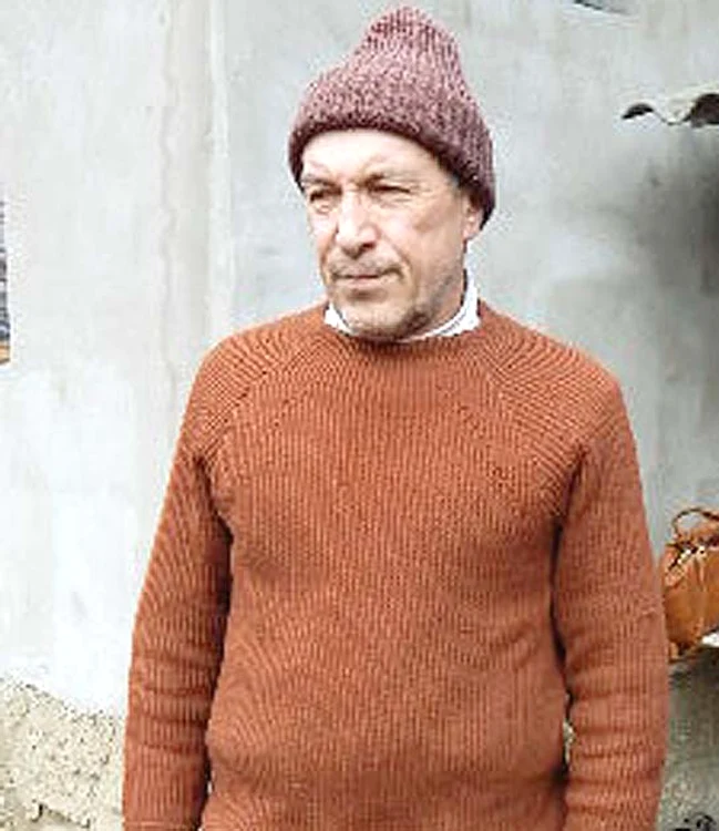 Fost fotbalist în  Liga I, Nedelcearu sr. e pensionat pe caz de boală