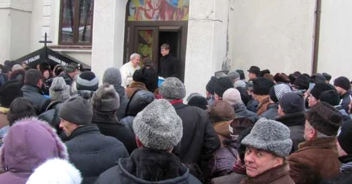 Înghesuială la aghiasmă