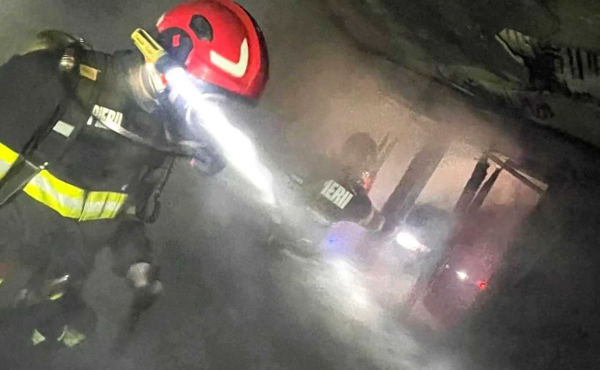 Pompierii intervin la incendiu FOTO: Gazeta Vâlceană