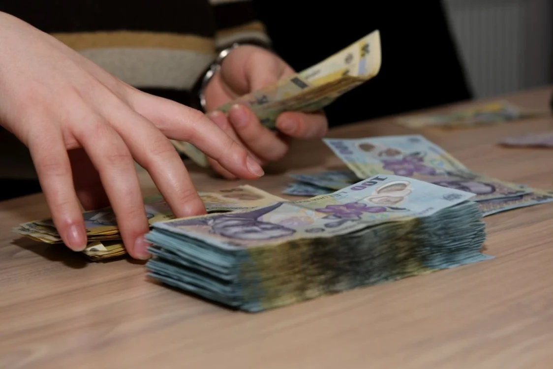 Cineva numără bani urmând să facă plățile cash