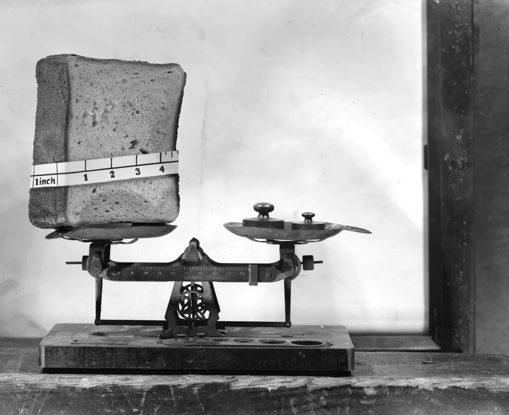 Mitul „Grasă şi frumoasă“. Metode de slăbit din alte timpuri: de la scaunul electric la dormitul agățat în frânghii și hipnotism