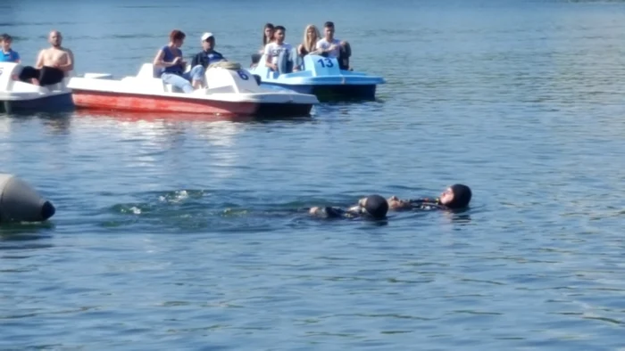 Cei care se plimbau cu bărcuţele pe lac au asistat curioşi la operaţiunea de salvare