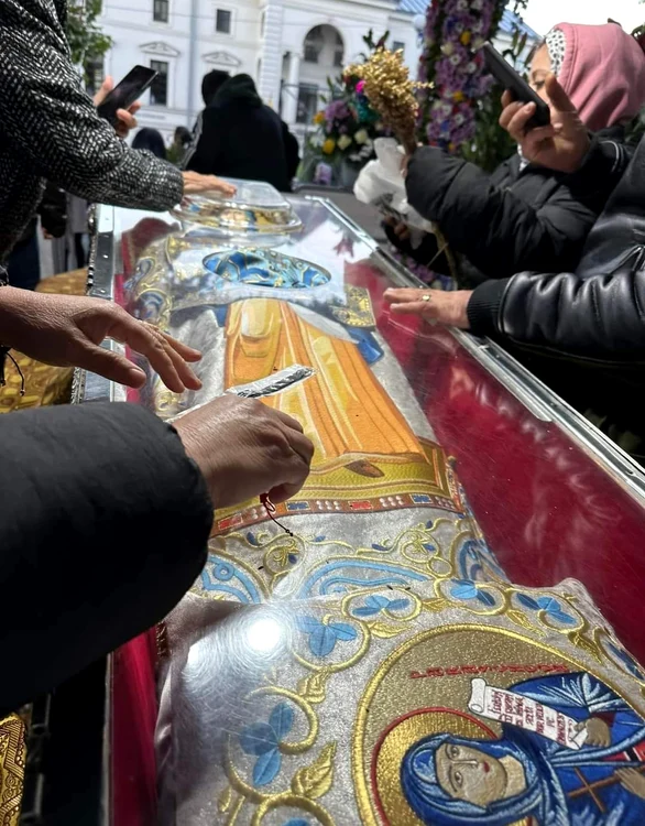 Mii de credincioși s-au rugat la moaștele Sfintei Parascheva Foto: Click!