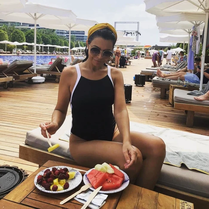 11 simona patruleasa in vacanta sexy in costum de baie la plaja 2 jpg jpeg