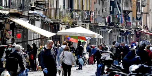 Aglomeraţie pe timpul carantinei de coronavirus în Napoli Italia FOTO EPA-EFE / Ciro Fusco