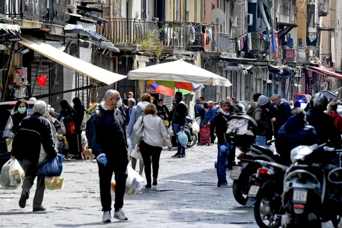 Străzile din Napoli, aglomerate chir şi pe timp de carantină