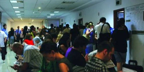 Tot mai multe companii îşi suspendă activitatea